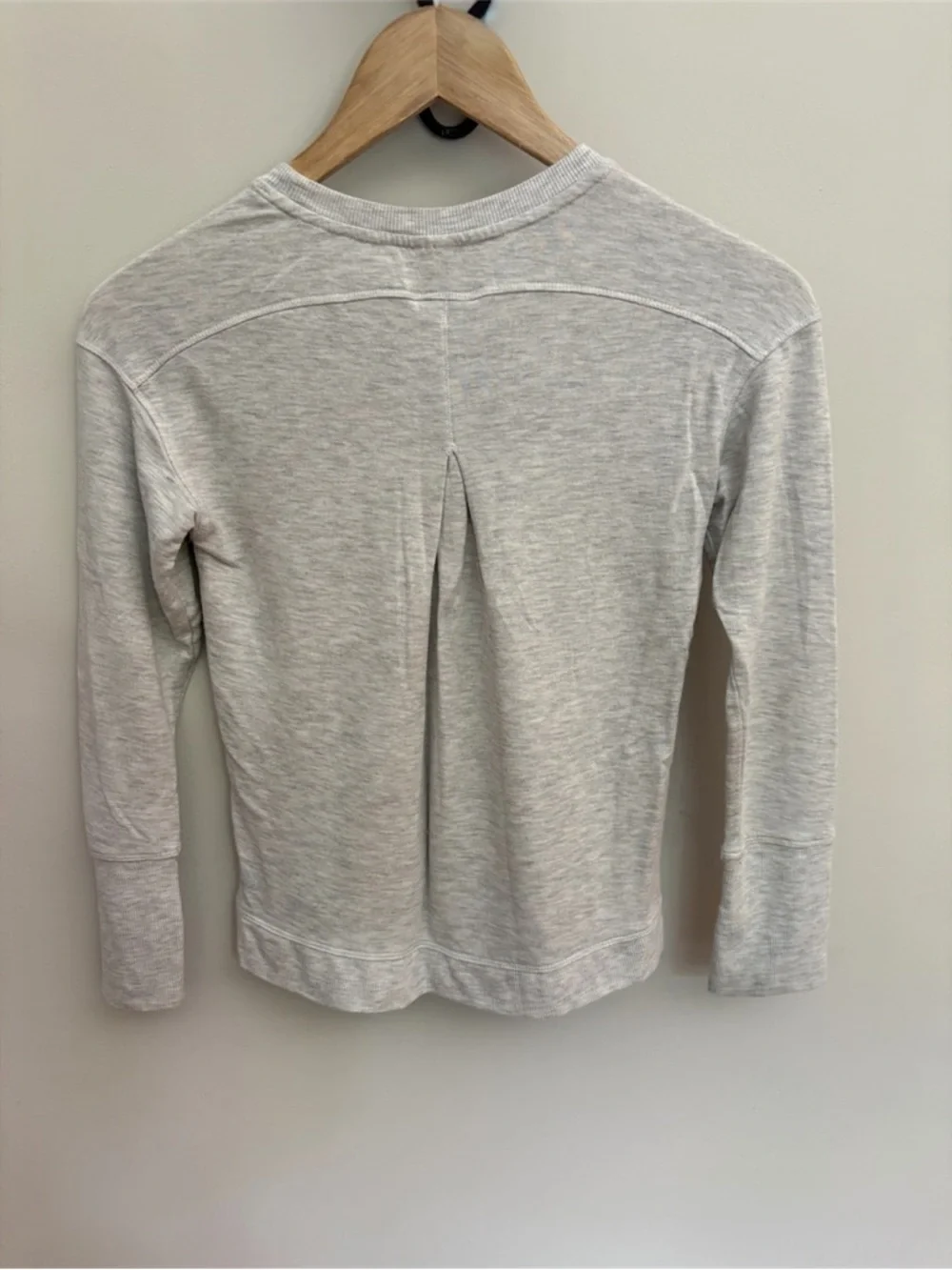 All in Motion Girls Gray Sweatshirt Thumbholes Pleated Back Medium 8/10
